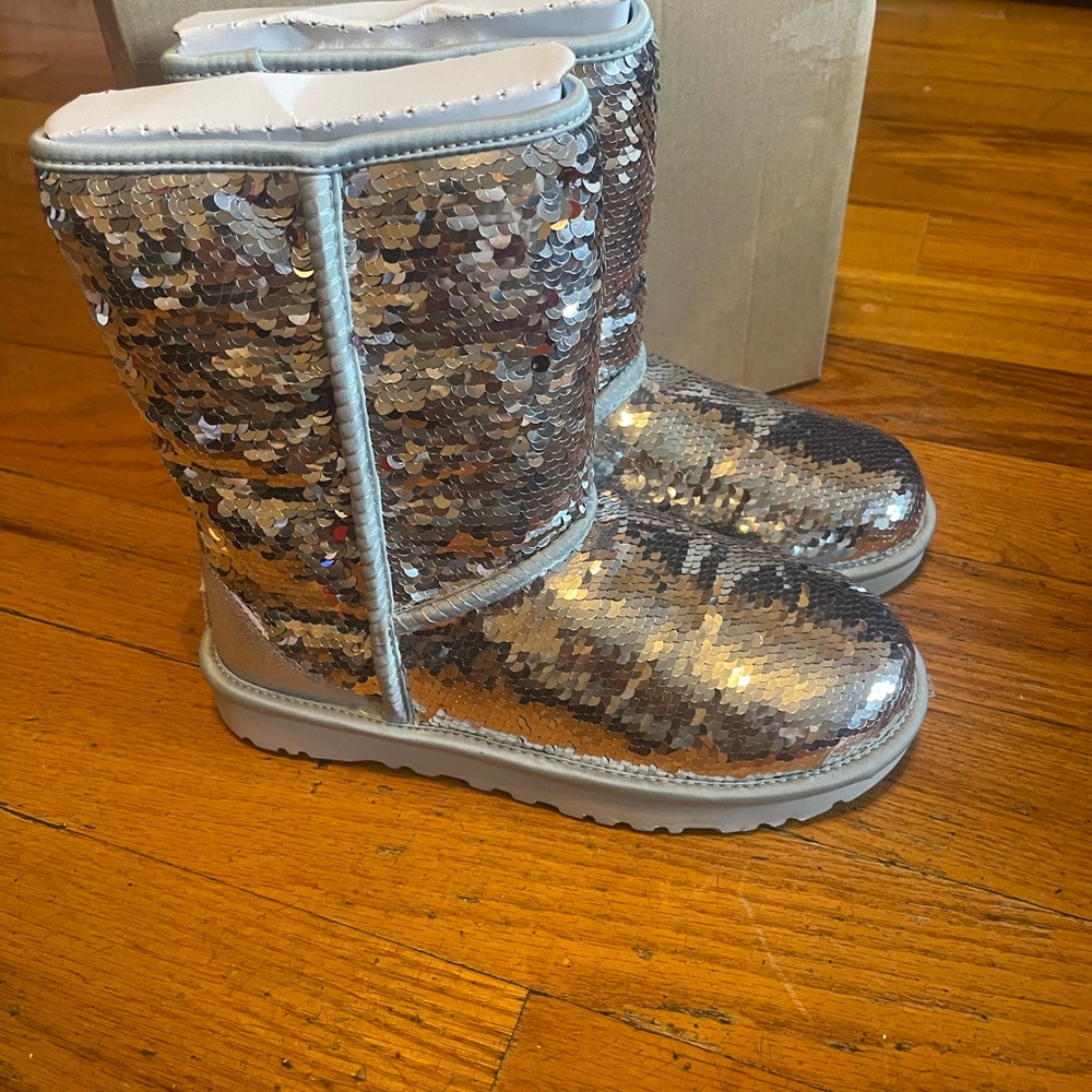 New women, UGGs size 7